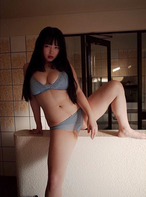 インスタ美女・なつか、初週刊誌グラビアに登場し大胆すぎる下着の開脚...